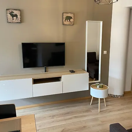 Przystanek - Ul Komuny Paryskiej 3 *