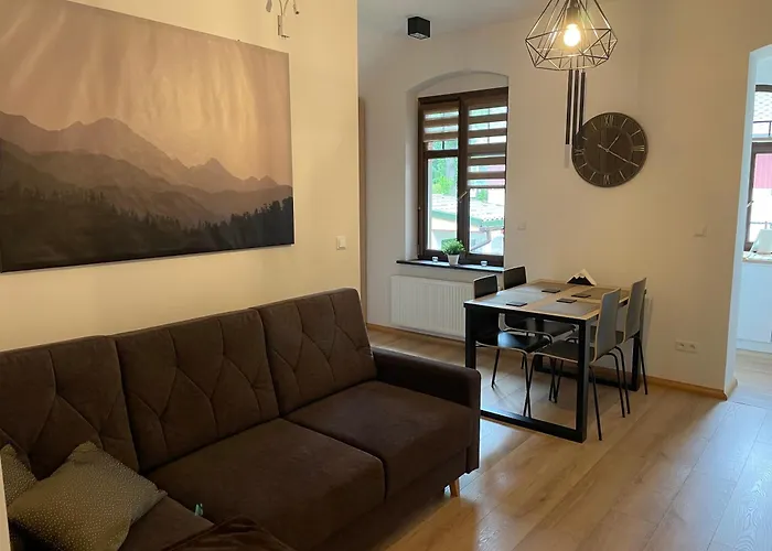 Przystanek - Ul Komuny Paryskiej 3 *